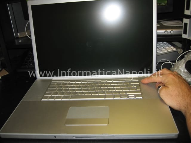 MacBook Pro 17 A1151 | A1212 | A1229 | A1261 non si accende logic board 