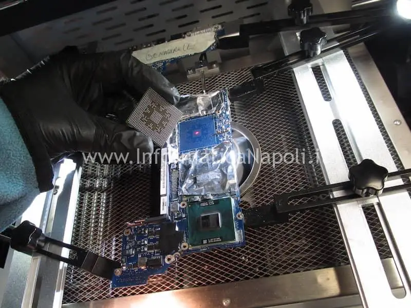 chip staccato reballing Scheda logica 820-2101-A Problemi accensione MacBook Pro 17 vintage A1151 | A1212 | A1229 | 