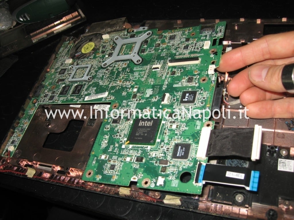 riparare motherboard Dell Studio 1555