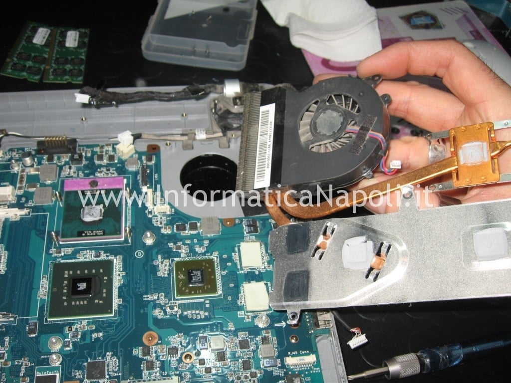 sostituzione pasta termoconduttiva Sony Vaio VGN-NW11S PCG-7171M