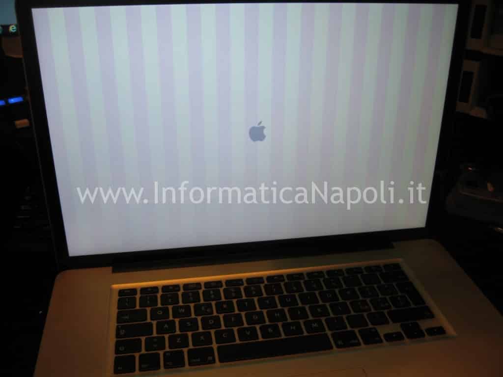 MacBook Pro che presenta righe verticali colorate