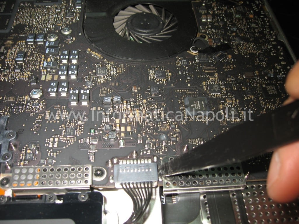 flat Apple MacBook pro 17 A1297 unibody