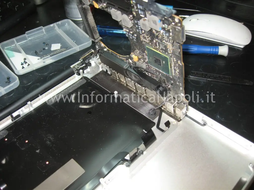 Problemi scheda video Macbook pro riparazione logicboard macbook pro A1286 A1278 A1297