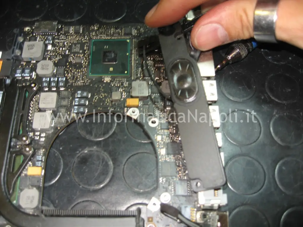 Problemi scheda video Macbook pro riparazione logicboard macbook pro A1286 A1278 A1297