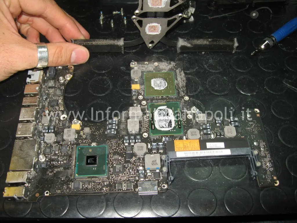 Problemi scheda video Macbook pro apple macbook pro A1286 A1278 A1297 logicboard da riparare