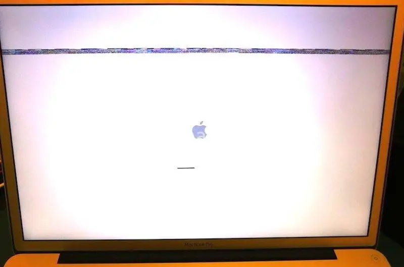 MacBook Pro che presenta artefatti all'avvio e successivamente schermata bianca