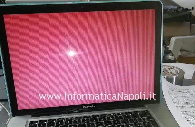 MacBook che mostra schermata rosa