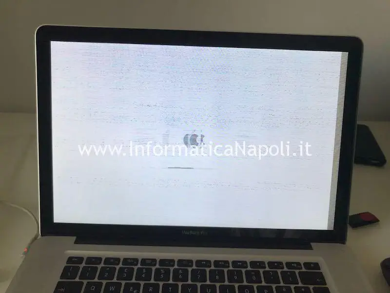 MacBook Pro che presenta artefizi a schermo