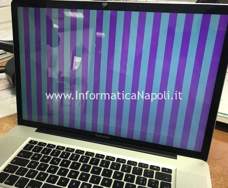 MacBook Pro A1297 17 con righe verticali