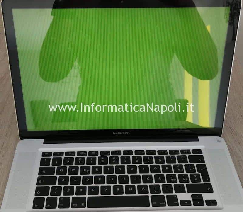 MacBook pro con schermata verde e righe orizzontali