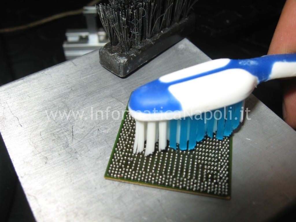 Pulizia bga circuito stagno flussante reballing HP ProBook 4520s ATI Mobility Radeon HD ATI Radeon 4330 | 5470 | 6370 216-0774207