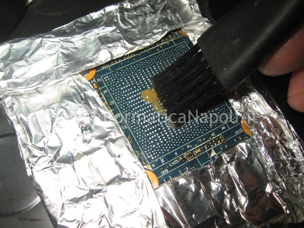 pulizia stagno scheda madre reballing flussante amtech originale rma 223 come riparare e fare reballing bga riparare Asus U35J nVidia GeForce 310M 