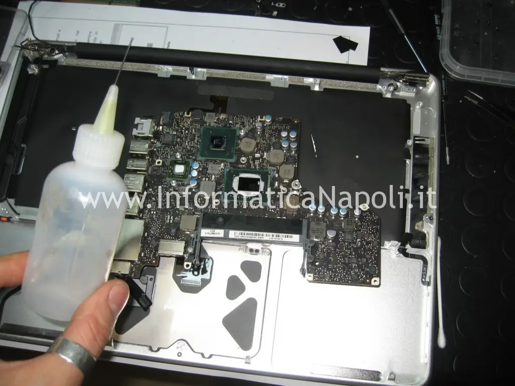 lavaggio logicboard apple macbook pro a1278 colpita da liquido