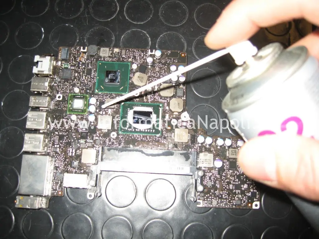 pulizia liquido riparazione logicboard assistenza apple macbook pro a1278