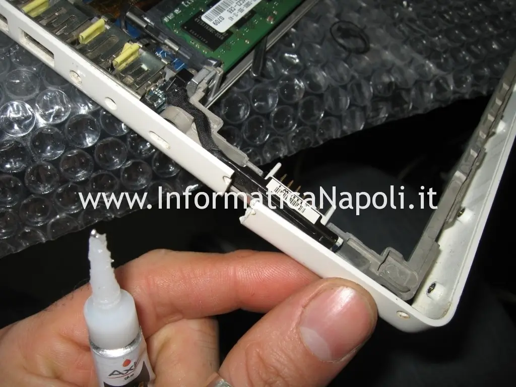 riparare top case apple macbook 13 a1181 a1185