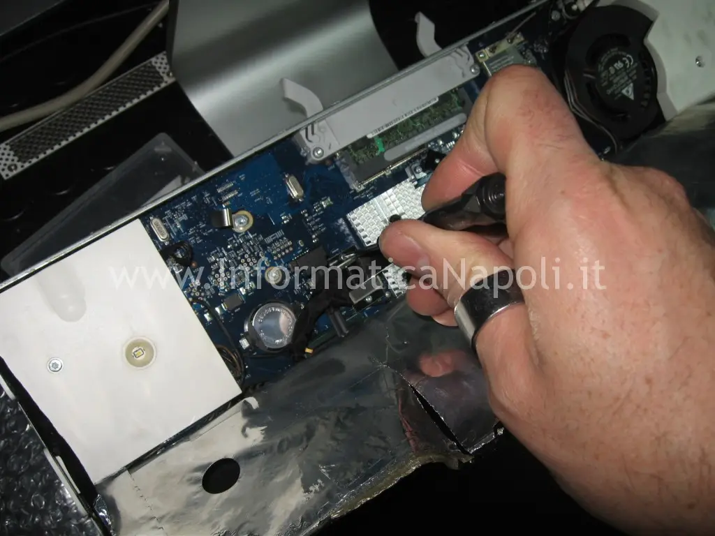 riparare logic board apple iMac 17" fine 2006 EMC 2114 schermo nero
