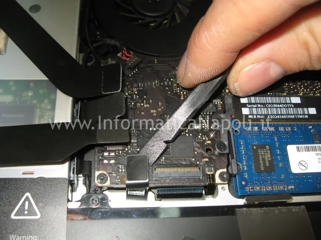 rimozione scheda logica Apple MacBook A1278 retroilluminazione LED