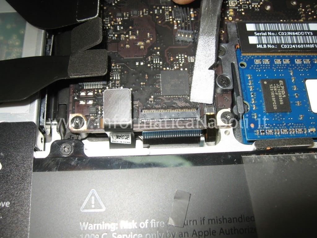 rimozione flat tastiera Apple MacBook A1278 per mancanza retroilluminazione
