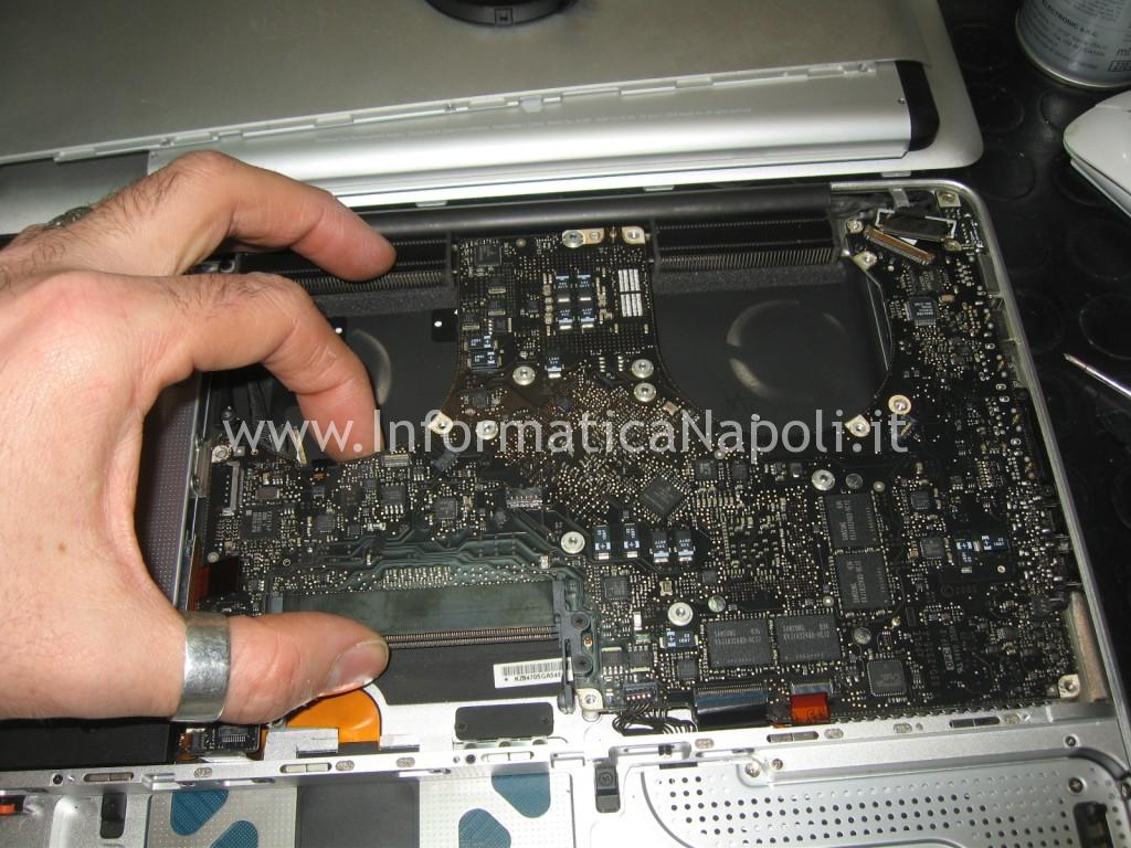 rimuovere scheda madre Apple MacBook A1286 15 logic board 820-2330-A
