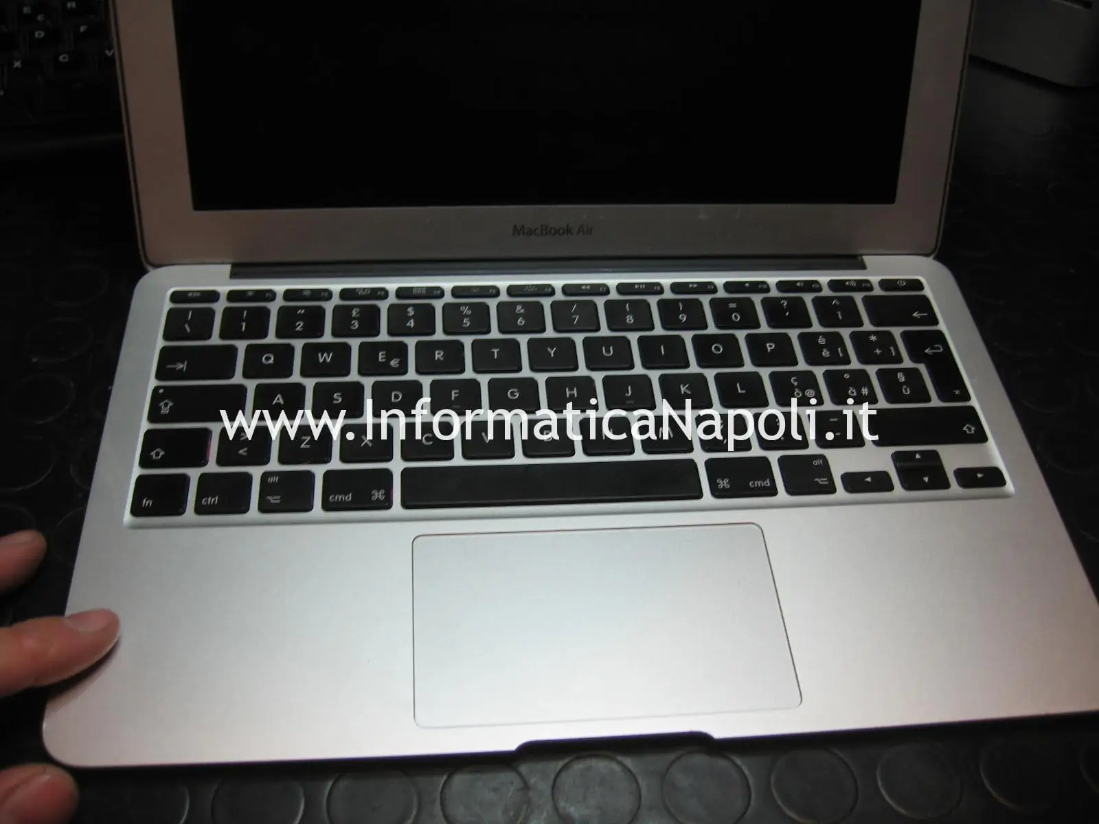 liquido nell' Apple MacBook AIR 11 A1465 EMC 2631