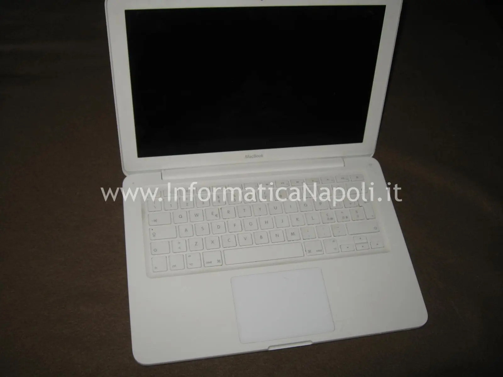 problemi accensione Apple MacBook A1342 EMC 2350