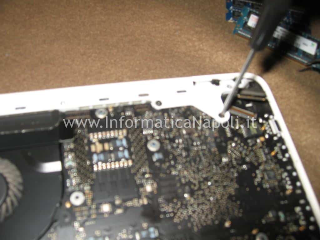 smonare scheda logica LCD Apple MacBook A1342 13.3 EMC 2350
