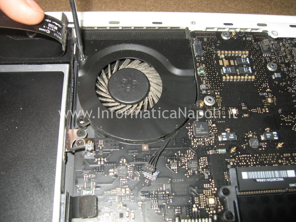 smontare scheda madre LCD Apple MacBook A1342 13.3 EMC 2350