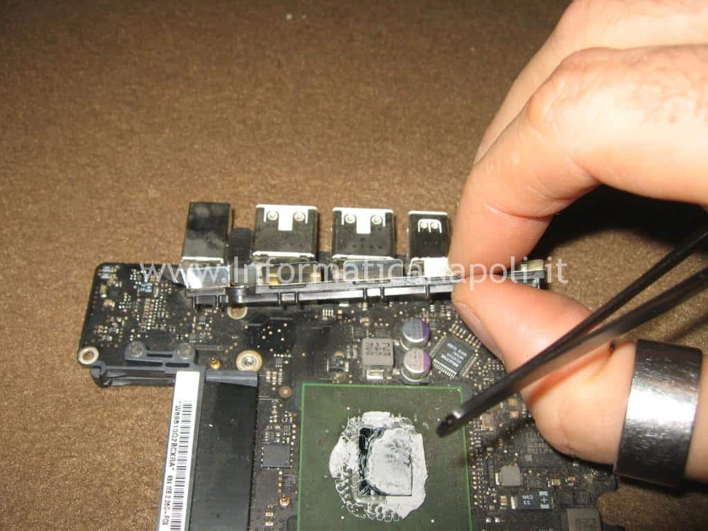 Apple MacBook A1342 13.3 EMC 2350 da riparare