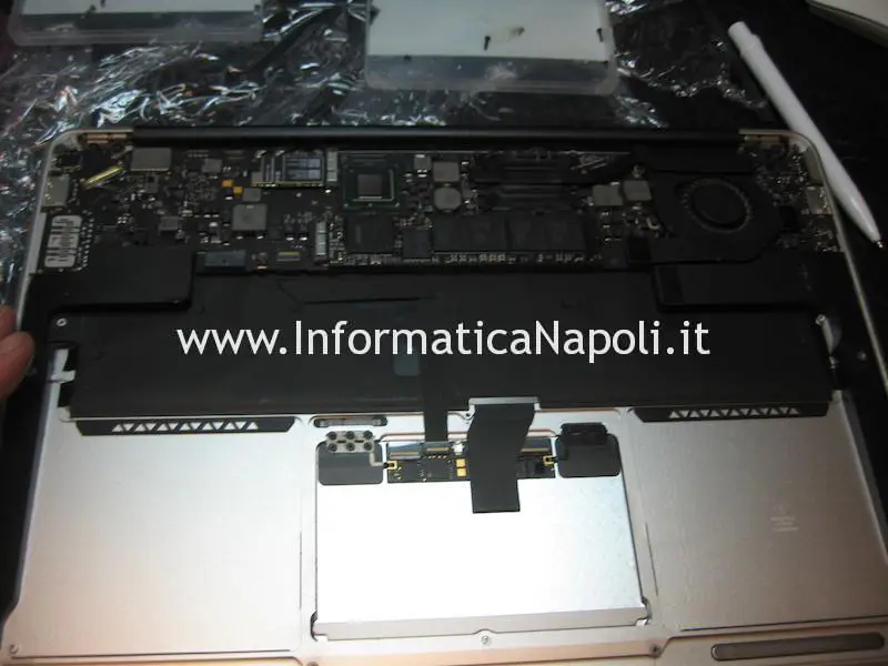 smontare logic board Apple MacBook A1466