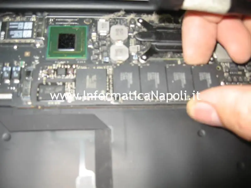 sostituzione upgrade ssd Apple MacBook Air 11 A1370 A1465
