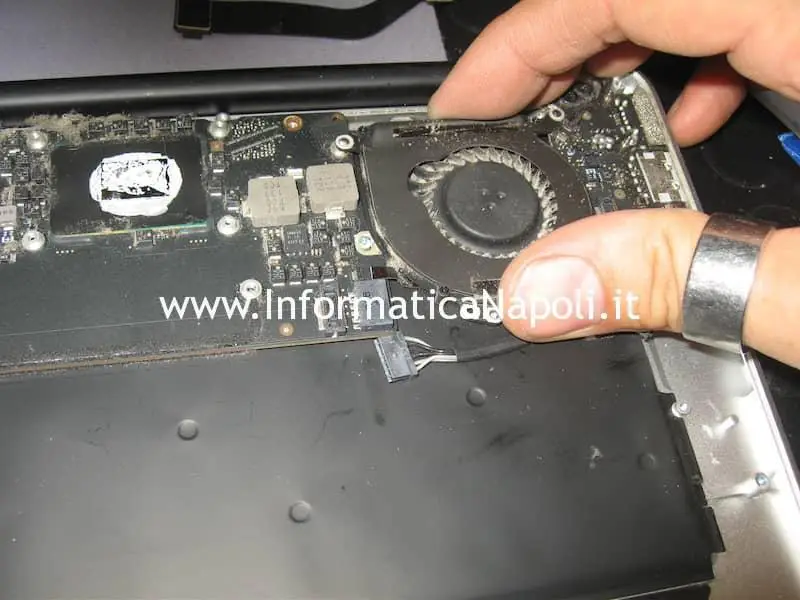 rimozione ventolina Apple MacBook Air 13 A1369 EMC 2469 mid 2011
