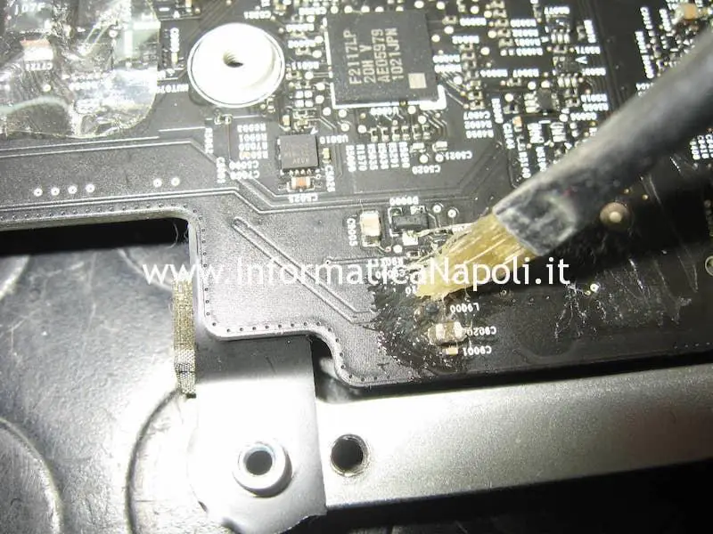 come riparare apple iMac A1311 21.5" 820-2784-A con schermo nero