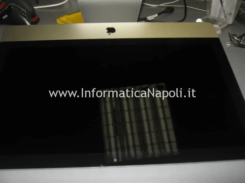 assistenza Problema display sporco iMac 27 A1419 angoli con polvere e sostituzione barra LED