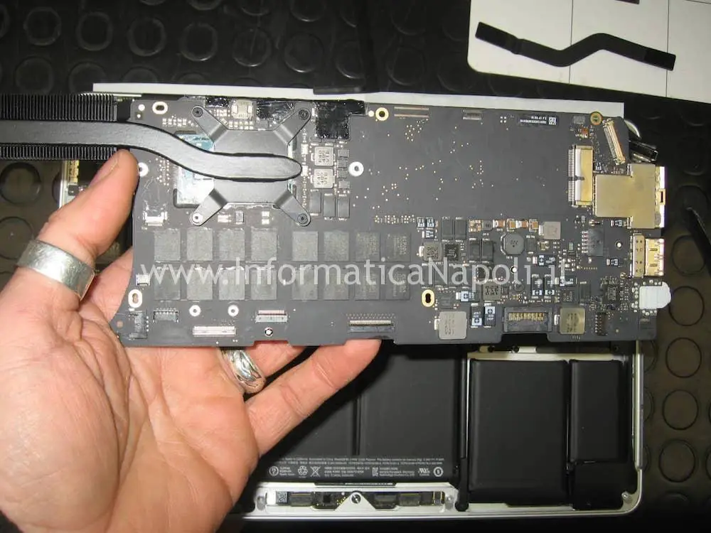riparare scheda logica 820-3476-A EMC 2678 macbook 13 retina non si accende
