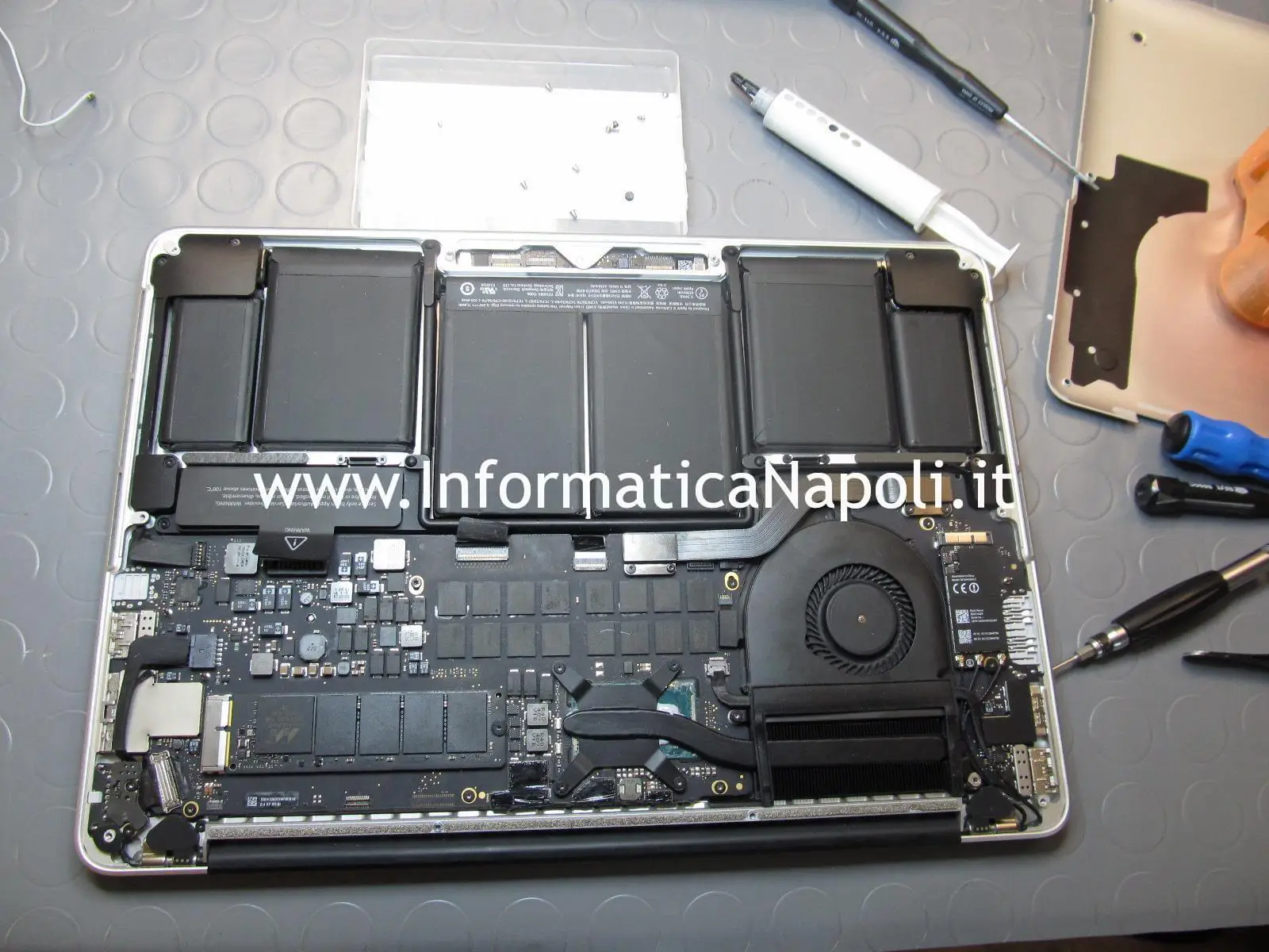 problemi Apple MacBook 13 retina A1502 A1425 2012 2013 2014 2015 scheda logica 820-3476-A EMC 2678