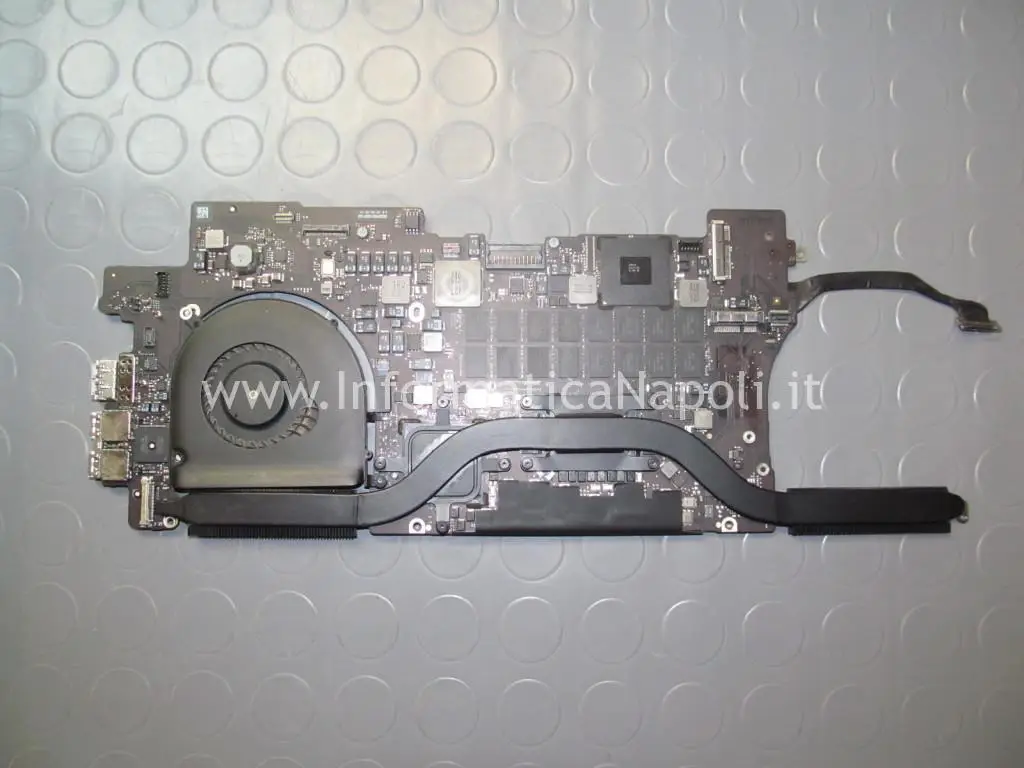 problema U8900 chip grafico scheda logica 820-3332-A MacBook Pro 15 retina A1398 EMC 2512 No Boot No Power Video Issue