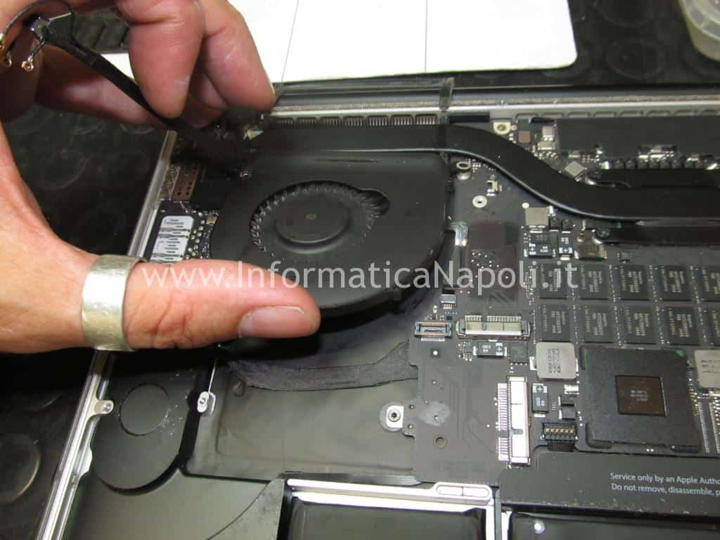 problema accensione apple MacBook Pro 15 retina A1398 non si avvia