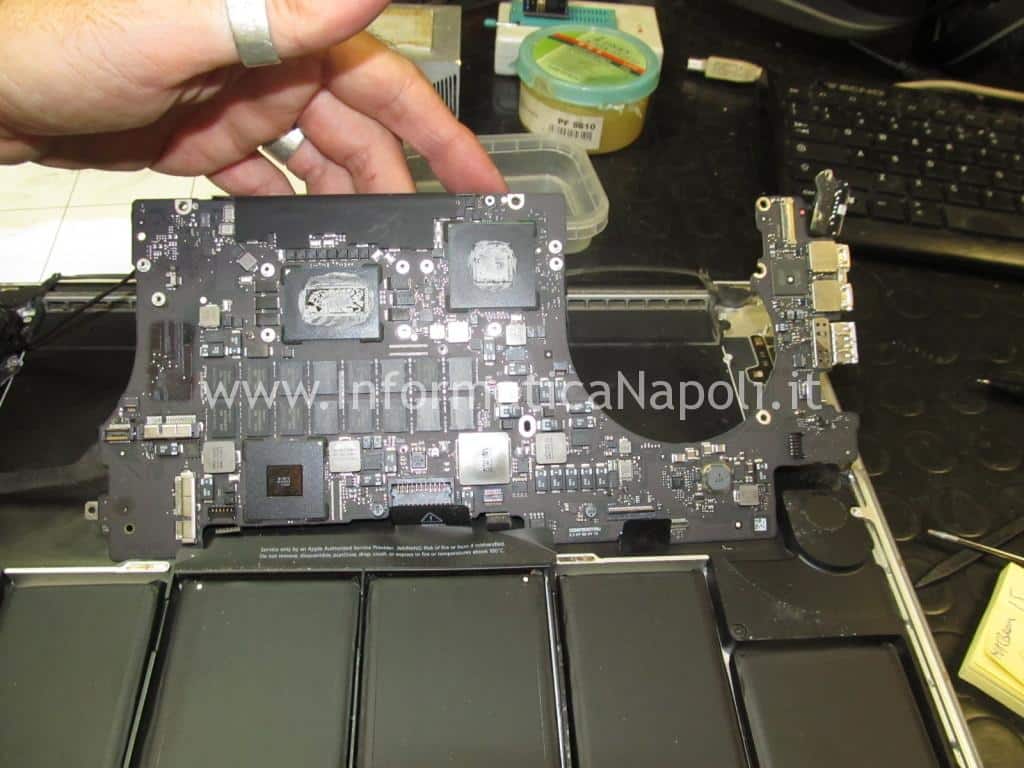 problema chip grafico scheda logica 820-3332-A MacBook Pro 15 retina A1398 EMC 2512 2012 nVidia N13P-GT-W-A2 GeForce GT 650M