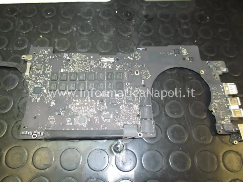 riparazione logic board 820-3332-A MacBook Pro 15 retina A1398 EMC 2512