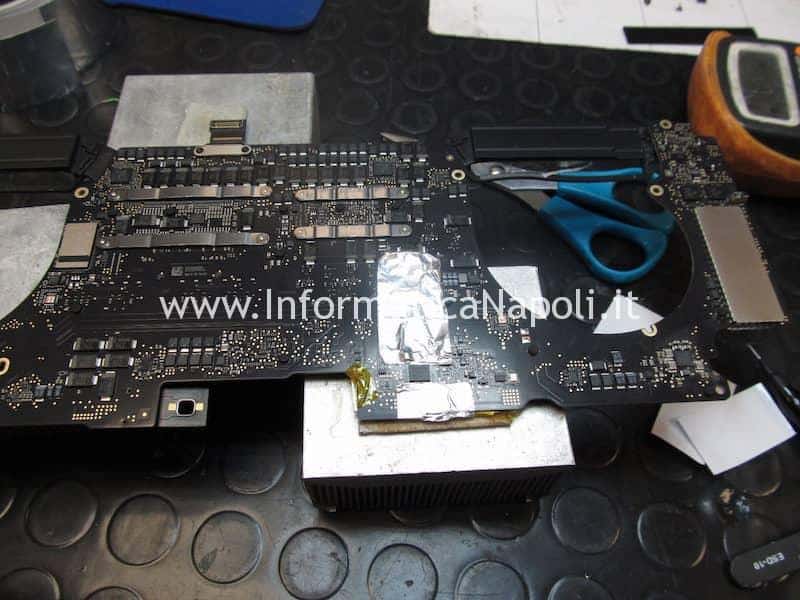 rimozione chip bios efi winbond 25Q64FVIQ scheda logica MacBook 15 retina 2016 | 2017 touchbar A1707 820-00281-A 820-00281-10