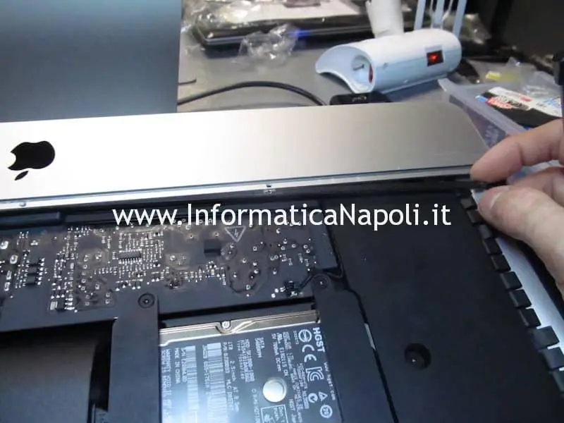 rimozione scheda logica PSU Apple iMac A1418