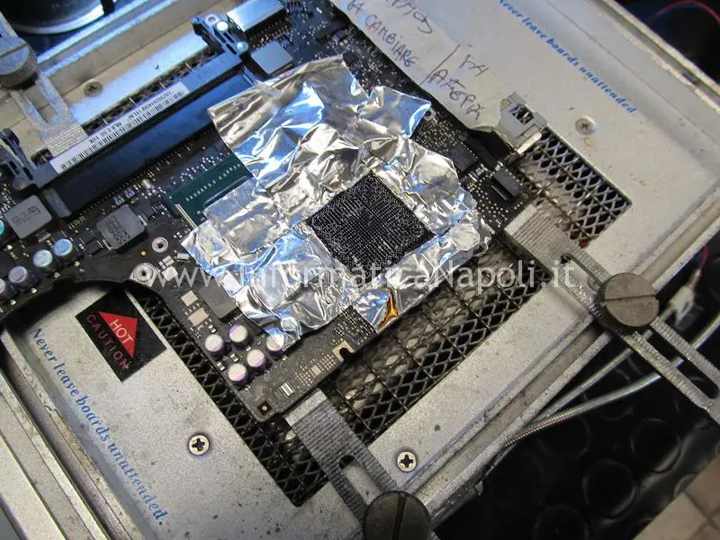 pulizia pad scheda logica chipset reballing MacBook A1278 righe artefizi blocchi problemi video