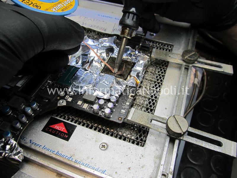 pulizia pad scheda logica chipset reballing MacBook A1278 righe artefizi blocchi problemi video