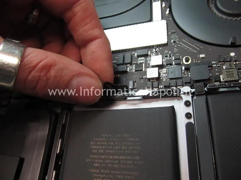 riparazione tastiera macbook pro touch bar A1707 A1708 A1706