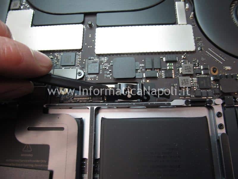sostituzione display macbook pro touch bar A1707 A1708 A1706
