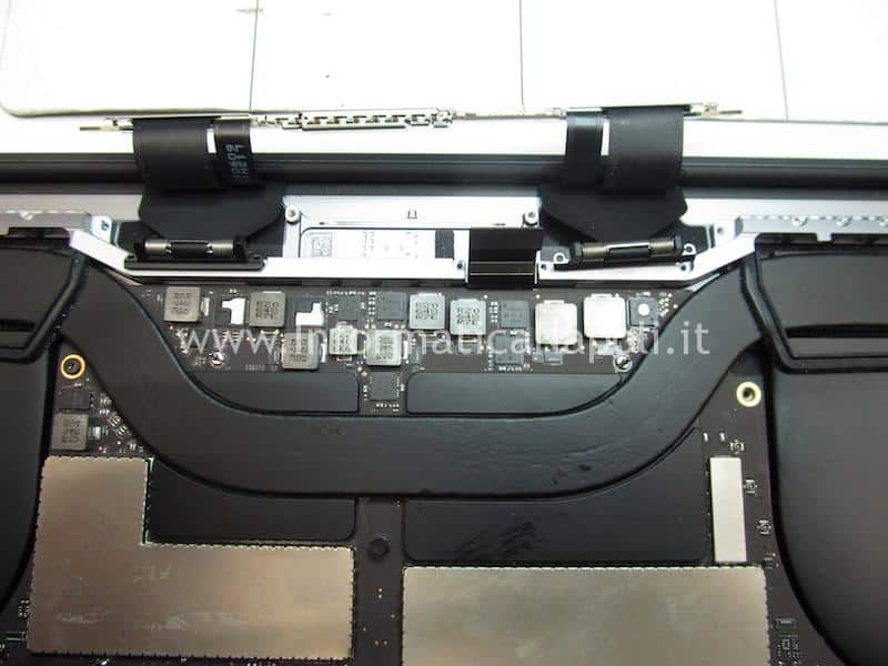 difetto display nuovo macbook pro touch bar A1707 A1708 A1706