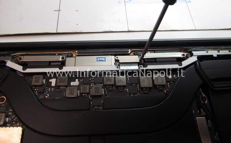 come riparare display macbook pro touch bar A1707 A1708 A1706