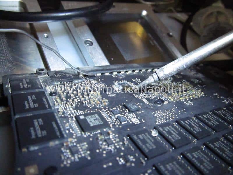 problema schermo buio U8900 ISL62882C chip grafico scheda logica 820-3332-A MacBook Pro 15 retina A1398 EMC 2512