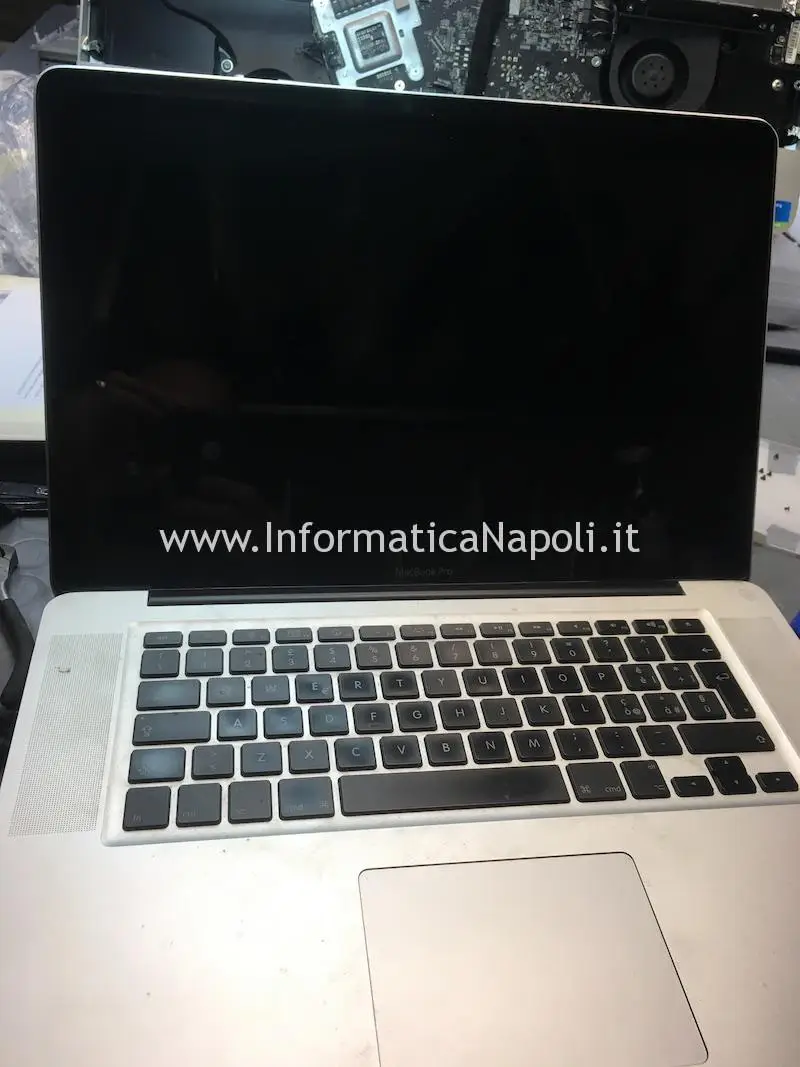 assistenza apple macbook pro 15 schermo nero