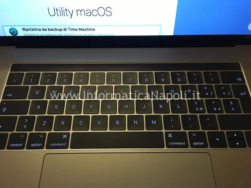 touchbar spenta disattivata macbook pro 13 15 16